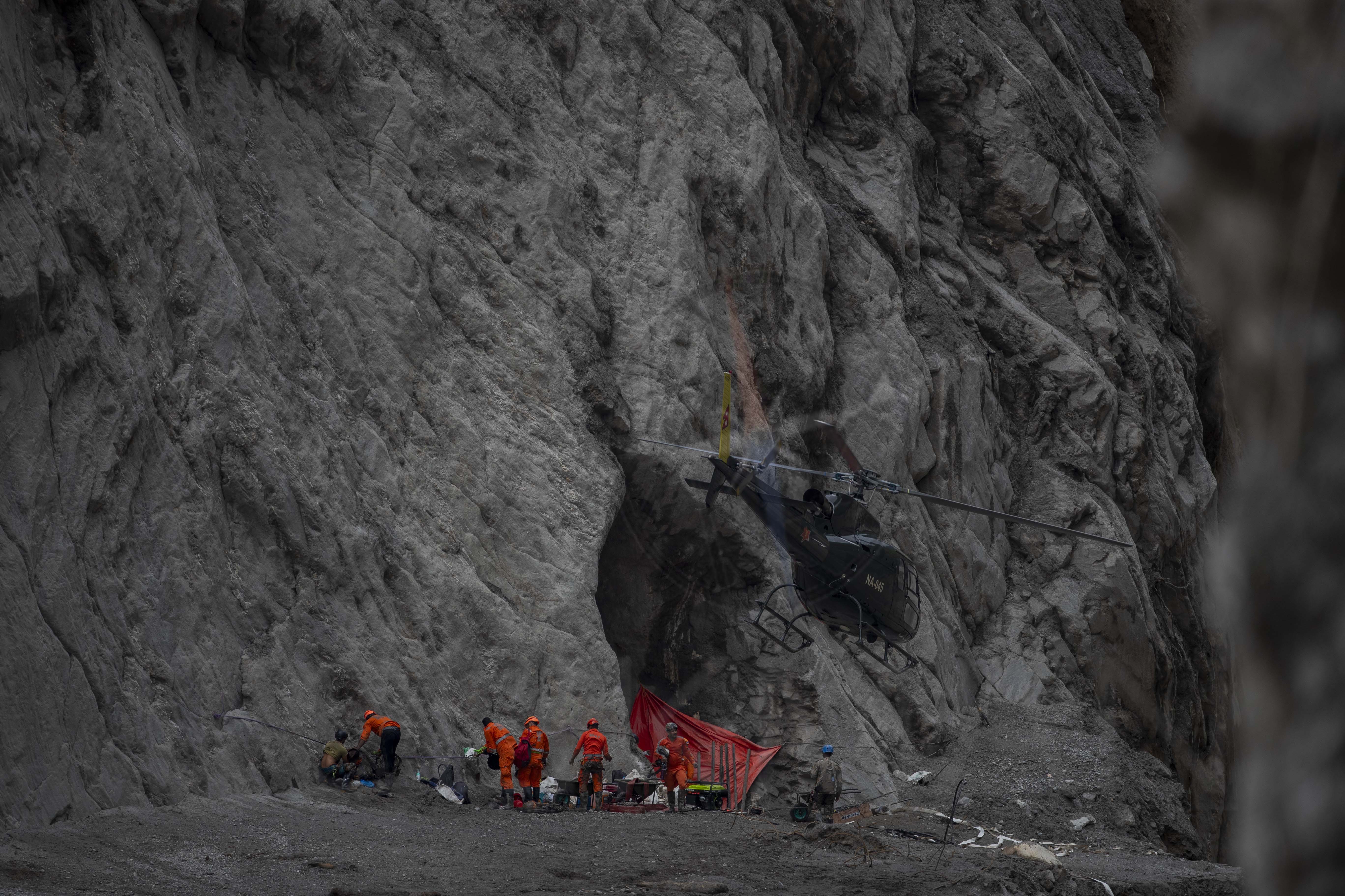 CLK_0421 Rescue team getting heli lifted from chilime hydropower station near sybrobesi